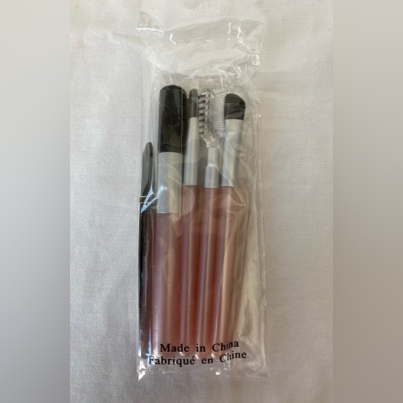 New Mary Kay Fix Kit 7 Piece W/ Zip Pouch Tweezers Brushes Sharpener Etc - Picture 4 of 10